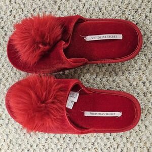NEW VICTORIA'S SECRET POM POM FUZZY RED Velvet LOUNGE SPA SLIPPERS SIZE  S (6-7)